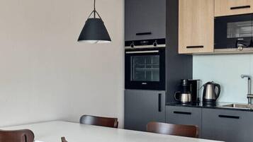 Mini-Kühlschrank, Mikrowelle, Herdplatte, Geschirrspüler