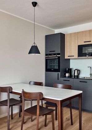 Mini-Kühlschrank, Mikrowelle, Herdplatte, Geschirrspüler