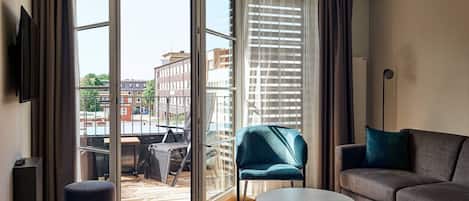 Premium Apartment | Individually decorated, individually furnished, desk, laptop workspace
