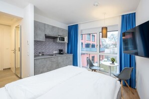 Comfort appartement, 1 slaapkamer | Individueel gedecoreerd, individueel gemeubileerd, een bureau