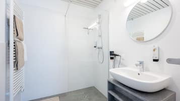 Comfort appartement, 2 slaapkamers | Badkamer | Een haardroger, handdoeken, shampoo, toiletpapier