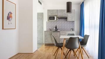 Comfort-Apartment, 2 Schlafzimmer | Individuell eingerichtet, Schreibtisch, laptopgeeigneter Arbeitsplatz