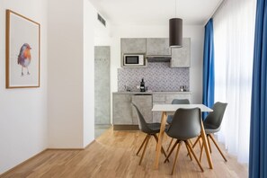 Apartamento Confort, 2 habitaciones | Mobiliario individual, escritorio, espacio para trabajar con un portátil