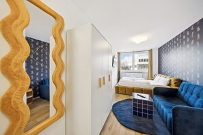 Individually decorated, individually furnished, desk, laptop workspace - Arbio I Cube Apartments (Hamburg)