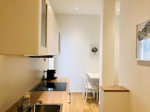 Apartamento clássico | Cozinha privada | Frigobar, micro-ondas, cooktop, lava-louças