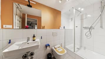 Basic Apartment | Bathroom | Hair dryer, towels, shampoo, toilet paper