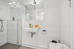 Apartment, 1 Bedroom (Studio) | Bathroom | Hair dryer, towels, shampoo, toilet paper - Arbio I Cube Apartments (Hamburg)