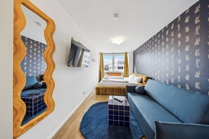Individually decorated, individually furnished, desk, laptop workspace - Arbio I Cube Apartments (Hamburg)