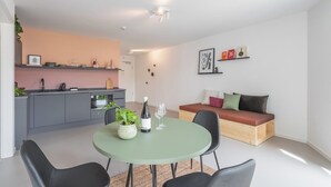 Un appartamento moderno con cucina, sala da pranzo e soggiorno.
