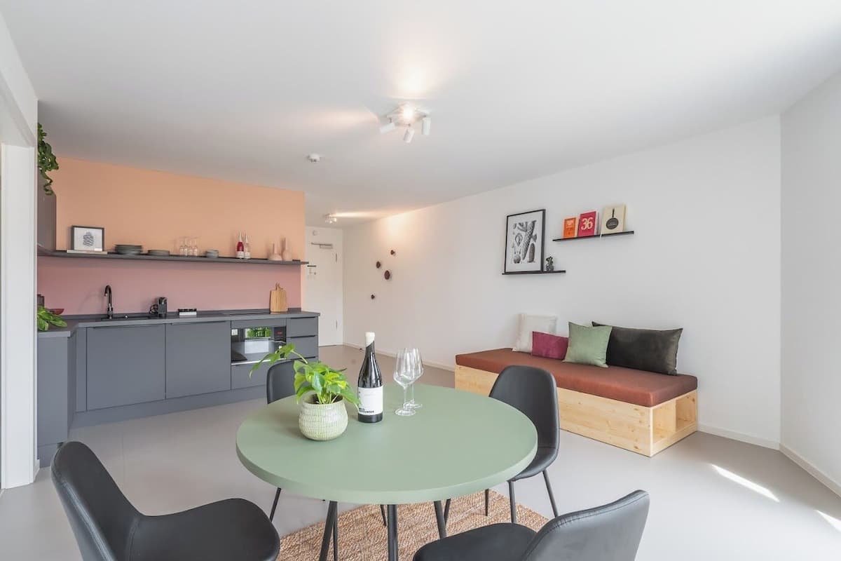 Eine moderne Wohnung mit Küche, Essbereich und Wohnbereich.