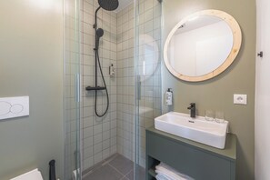 Studio Deluxe, 1 lit double | Salle de bain | Serviettes fournies