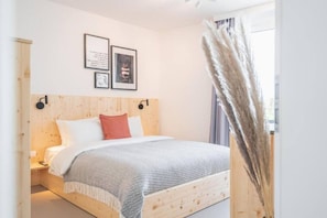 Decoración individual, mobiliario individual, wifi gratis y ropa de cama