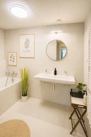 Apartamento de lujo, 2 habitaciones | Baño | Secador de pelo, zapatillas, toallas y jabón