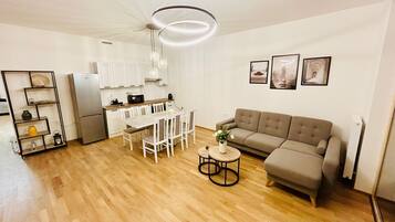 Departamento de lujo, balcón, vista a la ciudad | Área de sala de estar | Televisión de pantalla plana