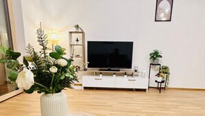 럭셔리 아파트, 발코니, 시내 전망 | 거실 공간 | 평면 TV