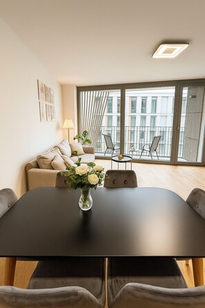 Luksushuoneisto, 2 makuuhuonetta | Yksityinen keittiö | Jääkaappi, uuni, liesi, astianpesukone