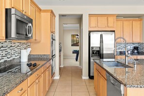 Fridge, microwave, oven, stovetop - AtHome+1 | Massive 6 BR | Monthly (Goodyear)