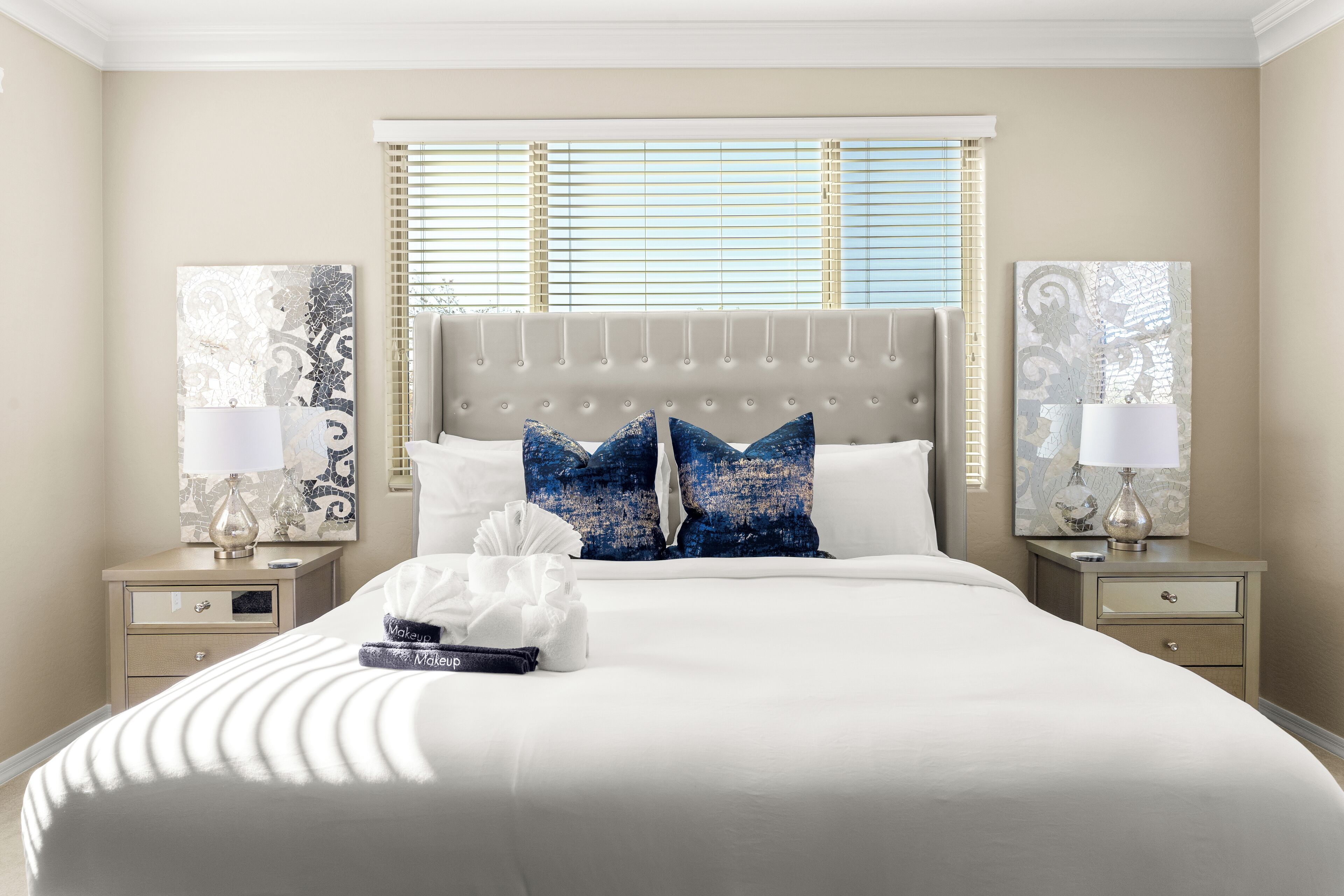 6 soverom, skrivebord, strykejern/-brett og wi-fi (inkludert)