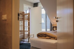 10 bedrooms, WiFi, bed sheets