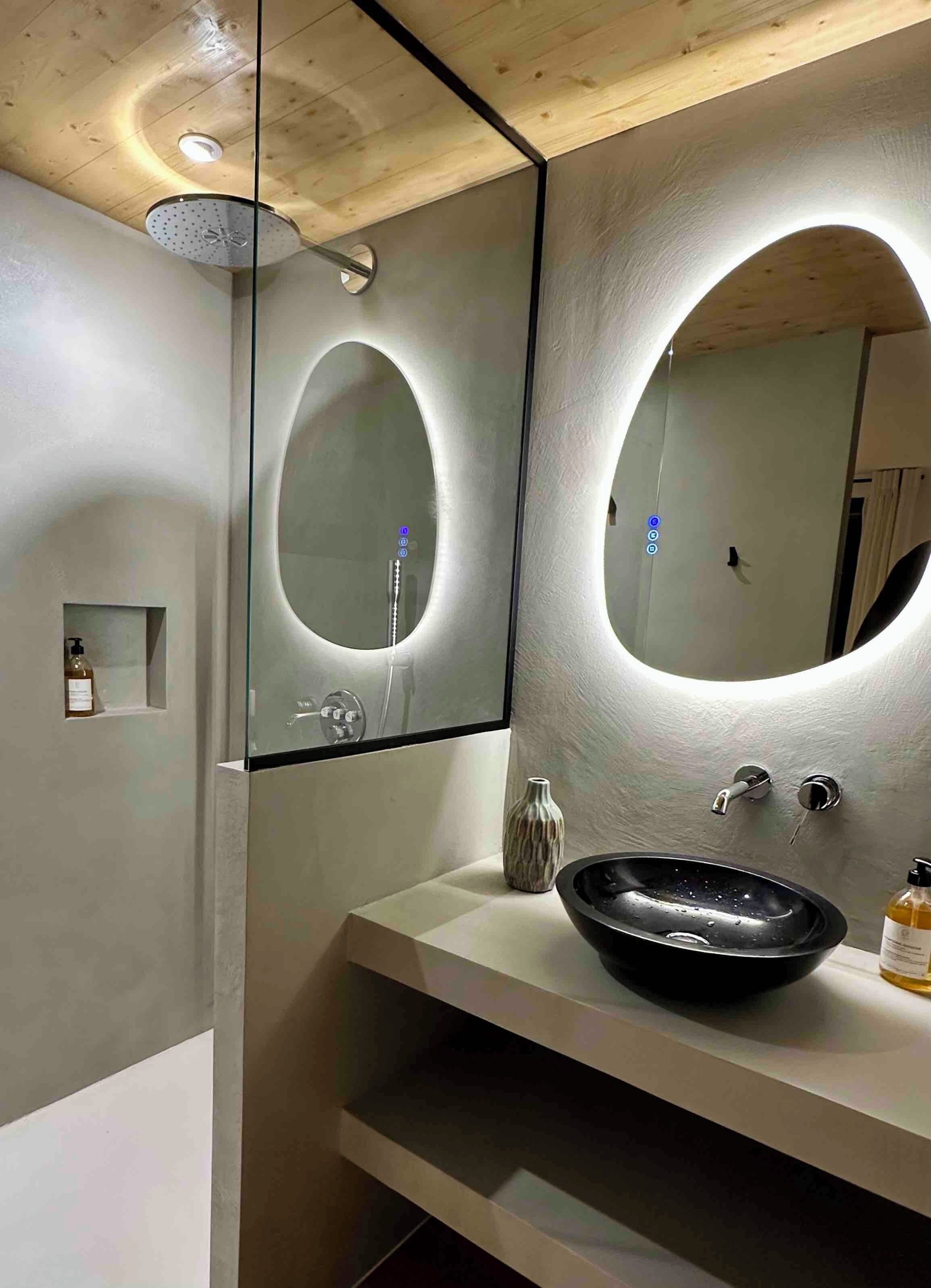 Douche, sèche-cheveux, serviettes fournies, savon