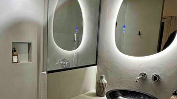 Douche, sĂšche-cheveux, serviettes fournies, savon