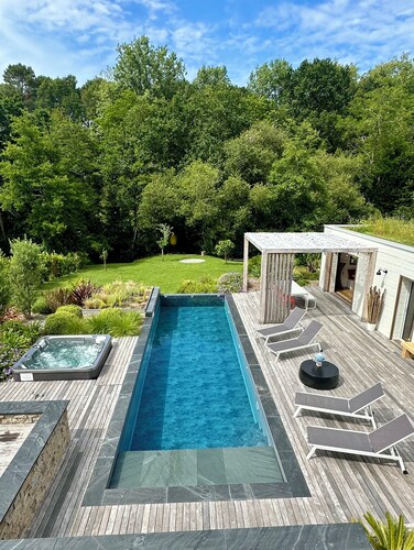 Small house with pool and jacuzzi on the edge of a forest