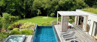 Small house with pool and jacuzzi on the edge of a forest