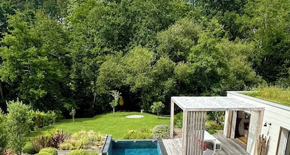 Small house with pool and jacuzzi on the edge of a forest