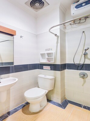 Een douche, een regendouche, gratis toiletartikelen, handdoeken