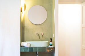 Douche, sèche-cheveux