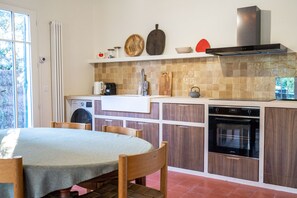 Réfrigérateur, four à micro-ondes, un four, lave-vaisselle