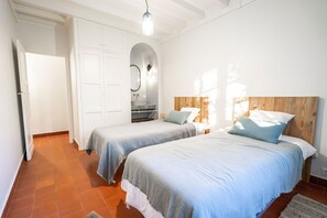 4 bedrooms, iron/ironing board, free WiFi, bed sheets