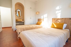 4 makuuhuonetta, silitysrauta/-lauta, ilmainen Wi-Fi, vuodevaatteet