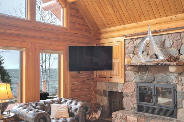 Smart TV, fireplace
