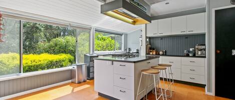 Een microgolfoven, een oven, een kookplaat, een vaatwasser