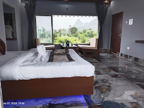 Classic Room | Desk, free WiFi, bed sheets