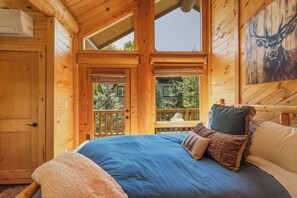 4 bedrooms, iron/ironing board, travel crib, free WiFi