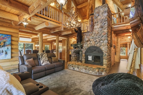 Pet Friendly River Front Home with Hot Tub & A/C