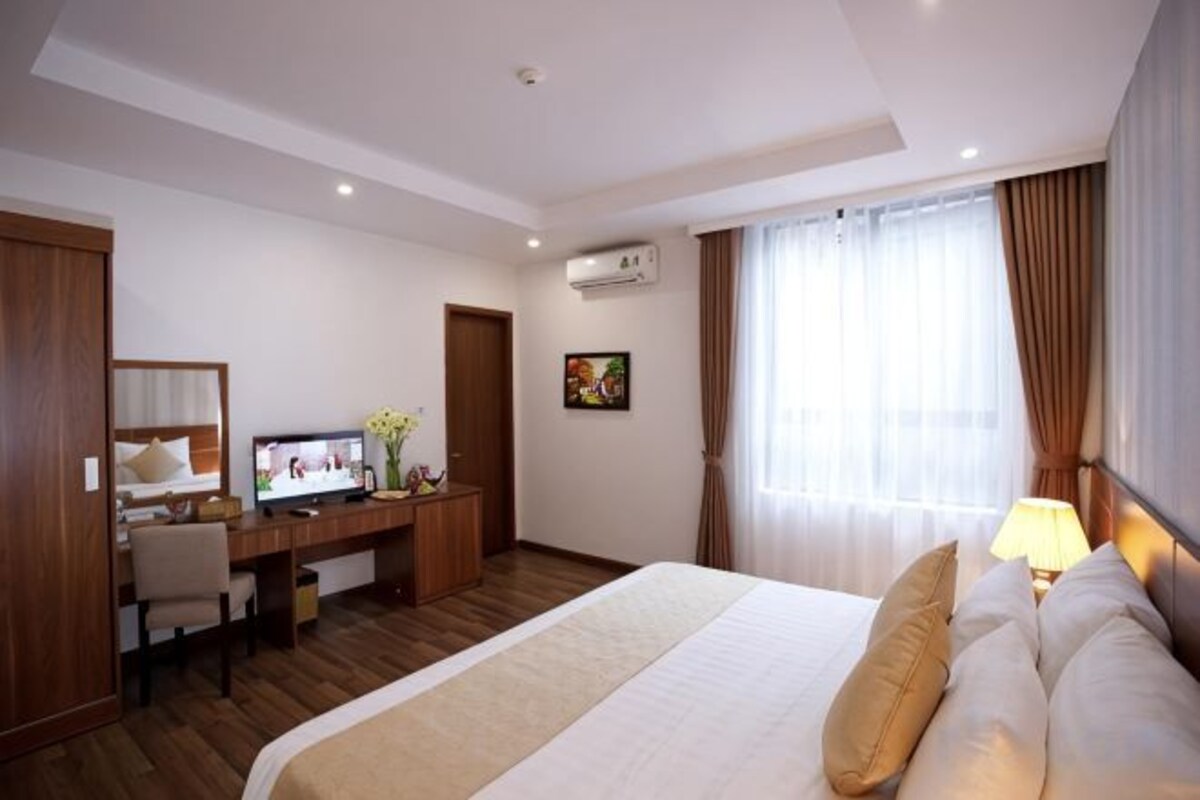 In-room safe, desk, iron/ironing board (on request), cribs (free)