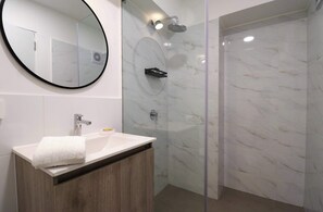 Suihku, hiustenkuivaaja, pyyhkeet