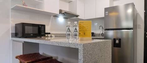 Kühlschrank, Mikrowelle, Herdplatte, Wasserkocher mit Kaffee-/Teezubehör