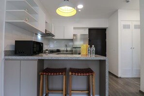 Kjøleskap, mikrobølgeovn, kokeplater og kaffetrakter/tekoker