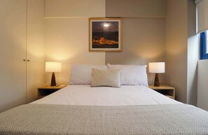 1 makuuhuone, työpöytä, silitysrauta/-lauta, Wi-Fi