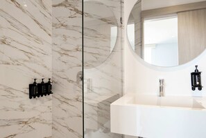 Regadera, secadora de cabello, toallas