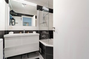 Shower, hair dryer, towels - Panoramic Views from the 17th, by Veeve (Paris)