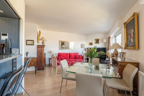 Interior - Panoramic Views from the 17th, by Veeve (Paris)