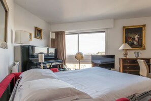 1 bedroom, WiFi, bed sheets - Panoramic Views from the 17th, by Veeve (Paris)