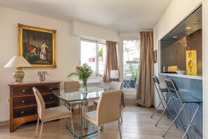 Dining - Panoramic Views from the 17th, by Veeve (Paris)