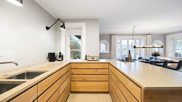 Køleskab, mikrobølgeovn, ovn, kogeplade