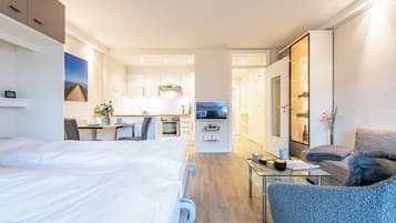 Tabla de planchar con plancha, wifi gratis y ropa de cama